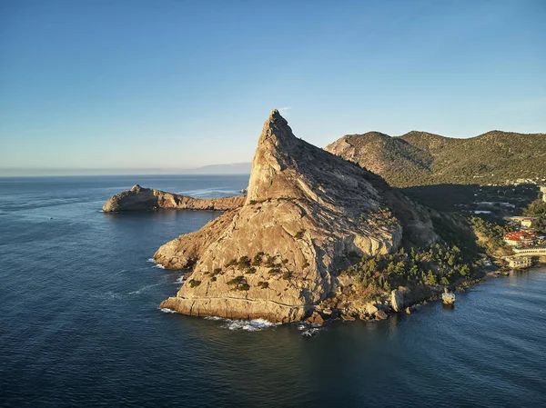 Novyi Svit (yeni ışık) köyü yakınlarında gün batımı. Şehir bölgesi Sudak, Crimea. Hava dron görünümü