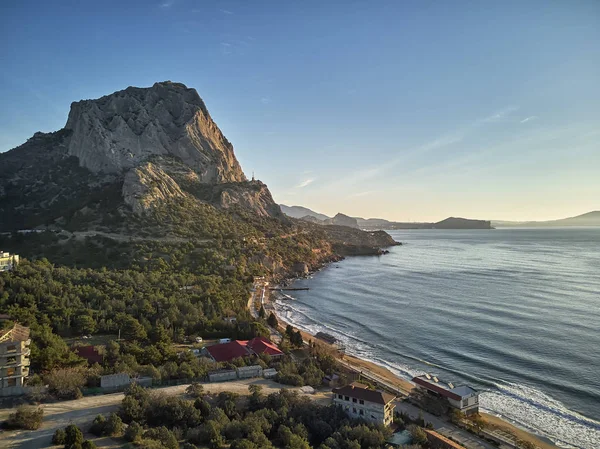 Novyi Svit (yeni ışık) köyü yakınlarında gün batımı. Şehir bölgesi Sudak, Crimea. Hava dron görünümü