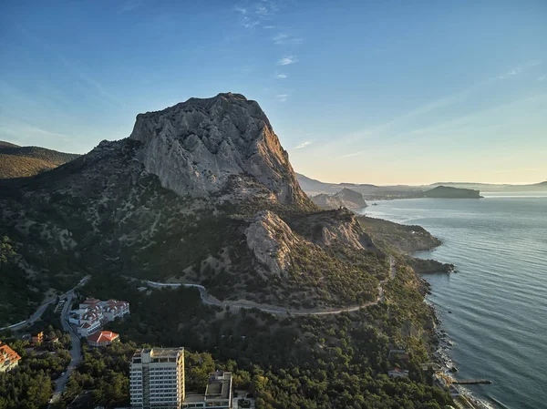 Novyi Svit (yeni ışık) köyü yakınlarında gün batımı. Şehir bölgesi Sudak, Kırım Cumhuriyeti. Hava dron görünümü