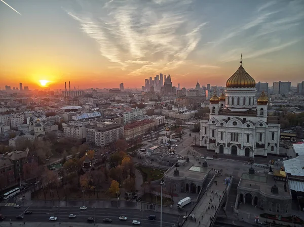 俄罗斯莫斯科的莫斯科基督救世主大教堂的日落美景 莫斯科河和父权制桥梁在莫斯科 — 图库照片