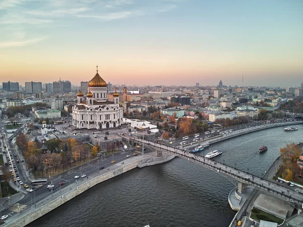 Moskova Katedral Mesih'in Savior Moskova, Rusya gün batımı manzarası. Moskova Nehri ve ataerkil Köprüsü, Moskova, Rusya. havadan görünümü