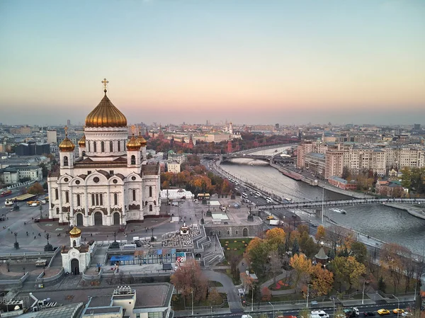 俄罗斯莫斯科的莫斯科基督救世主大教堂的日落美景 莫斯科河和父权制桥梁在莫斯科 — 图库照片