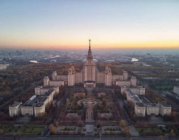 Lomonosov Moskova Devlet Üniversitesi ana bina hava Panoraması. Serçe Hills, Moskova, Rusya Federasyonu. Hava dron fotoğraf.