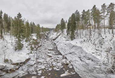 Finlandiya Imatra River canyon kayalıklarla ve çam ağaçları kış. Nehir.