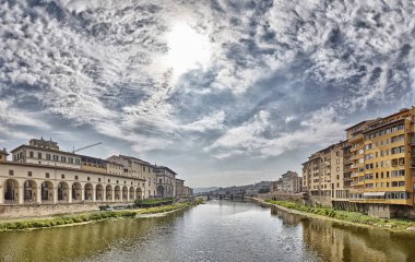 Floransa veya Firenze şehir manzaralı Arno Nehri, yansıma, yatay üzerinde. Toskana, İtalya. Gün