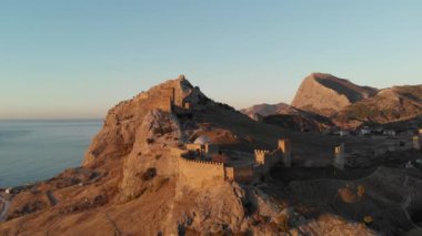 Hava profili: Sudak, Kırım'da, günbatımı görüntüleri yakınındaki Soldaia Castle (Ceneviz kale). 4k
