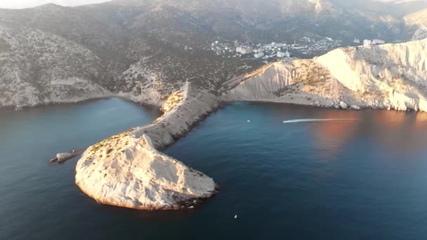 新しい光の町の近くの青い湾とクリミア半島の岬 Losinaya 空中ドローン映像 岬周辺での飛行 — ストック動画