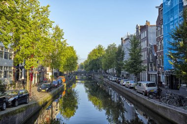 Amsterdam, Hollanda, kanal manzaralı sokakta Bisiklet