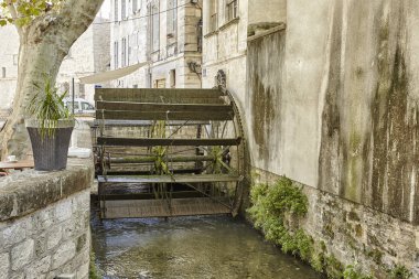 Avignon, Fransa. Rue des Teinturiers bir su değirmeni ile Teras.