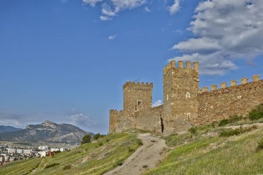 Sudak şehir Kırım denizde yukarıda buzlu güzel Ceneviz kale Panoramik görünüm