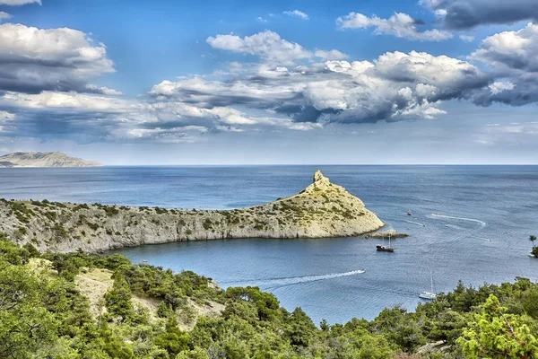 Dağları ve ağaçları Novyi Svit (yeni ışık) köyü yakınlarında. Şehir bölgesi Sudak, Kırım Cumhuriyeti. Panoramik görünüm