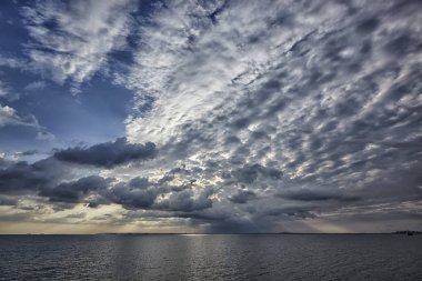 Kerch yakınlarında güzel bir gökyüzü, Kırım Panoramik Manzarası