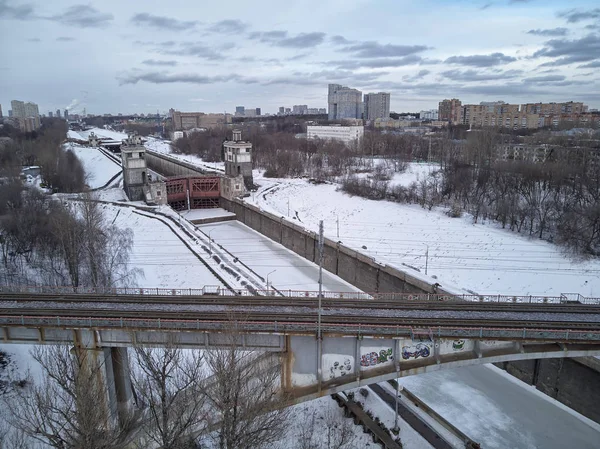 Sluss nummer 9 på chanel Moskva-Volga, flygfoto, Moskva, vintern antenn drönarvy — Stockfoto