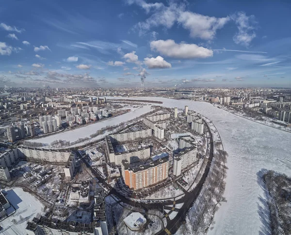 Пташиного польоту Москві-річці поблизу церква та pechatniki району. Пташиного польоту від drone до річки снігу взимку. — стокове фото