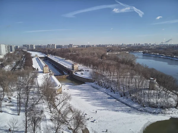 Sluice numero 10 sul fiume Mosca nel distretto di kolomenskoe, vista aerea, drone invernale . — Foto Stock