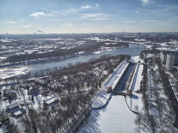 Sluice número 10 no rio Moscou no distrito de kolomenskoe, vista aérea, drone de inverno . — Fotografia de Stock