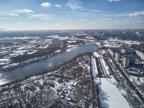 Шлюз № 10 по Москві-річці церква району, вид, взимку drone. — стокове фото