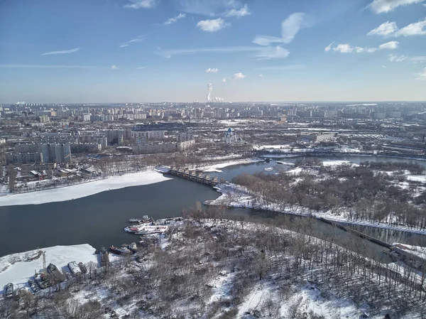 Vista aérea del río Moscú cerca de kolomenskoe y el distrito de pechatniki. Vista aérea desde el dron hasta el río de nieve de invierno . — Foto de Stock