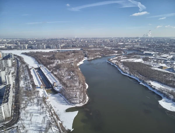 Шлюз № 10 по Москві-річці церква району, вид, взимку drone. — стокове фото