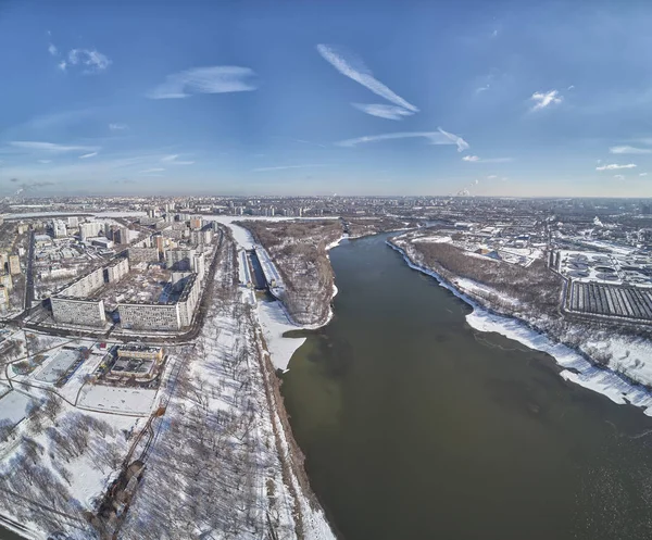 Sluice número 10 no rio Moscou no distrito de kolomenskoe, vista aérea, drone de inverno . — Fotografia de Stock