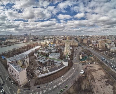 Moskova. Novospassky Manastırı. Radonezh'li mucize civari St. Sergius'un çan kulesi ve kilisesi. Havadan görünüm
