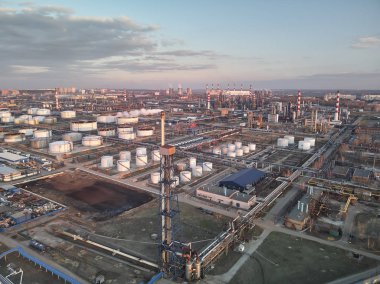 Moskova petrol rafinerisi Kapotnya bölgesinde ısı pus optik etkisi ile yakın çekim