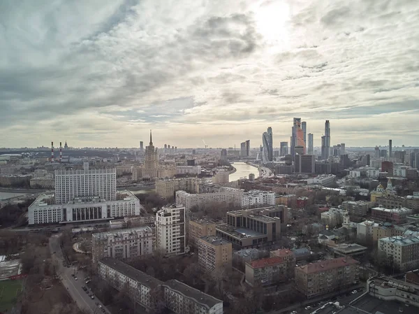 Bir insansız hava aracı ile çekilen bir hava fotoğrafı Moskova, Rusya'da Rus hükümet karargahı gösterir — Stok fotoğraf