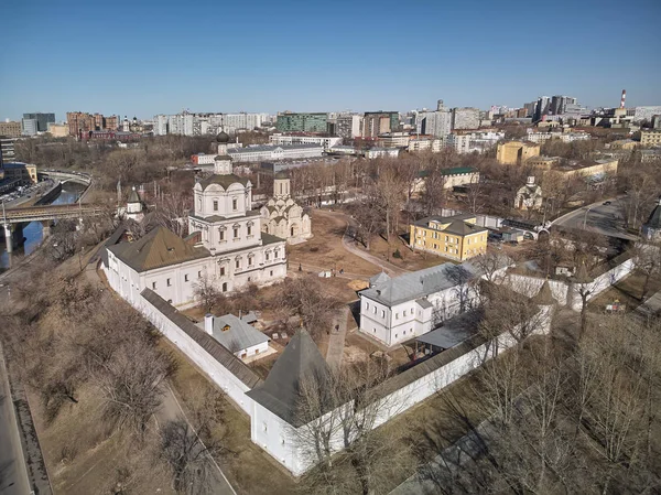 Monastère Andronikov du Sauveur Spaso-Andronikov Monastyr, un ancien monastère à Moscou, en Russie. Vue Aérienne — Photo