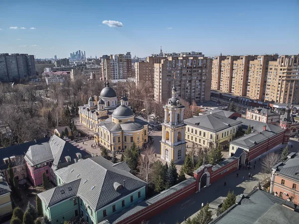 Moskova. Rus Ortodoks Kilisesi'nin Intercession Pokrovsky Manastırı. Havadan Drone görünümü