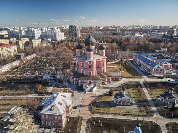 O Mosteiro de Donskoy é um grande mosteiro em Moscou. Vista aérea de drones — Fotografia de Stock