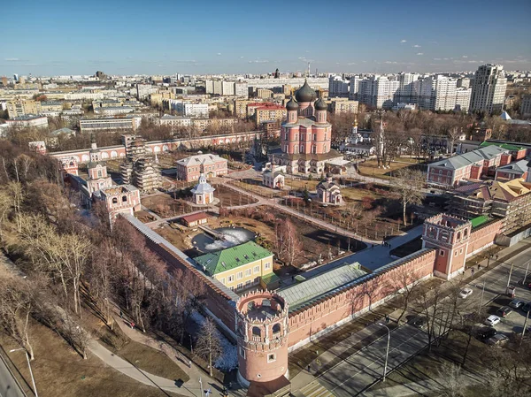 顿斯科伊修道院是莫斯科的主要修道院。空中无人机视图 — 图库照片