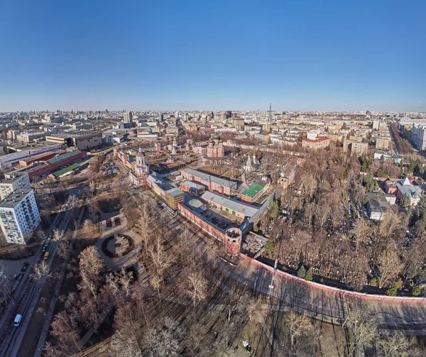 Donskoy Manastırı Moskova'da büyük bir manastırdır. Havadan insansız hava aracı görünümü — Stok fotoğraf