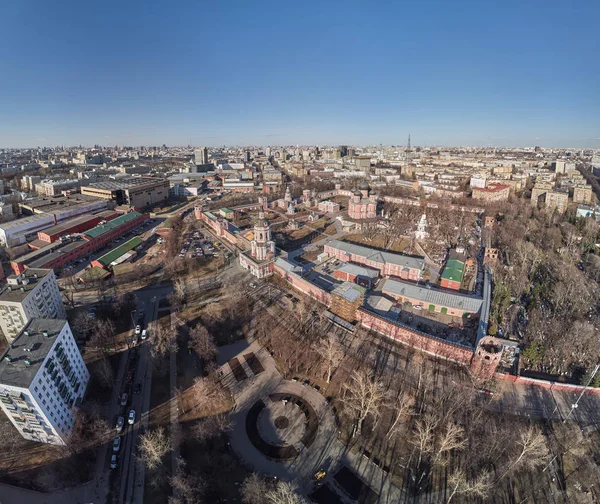 Donskoy Manastırı Moskova'da büyük bir manastırdır. Havadan insansız hava aracı görünümü — Stok fotoğraf