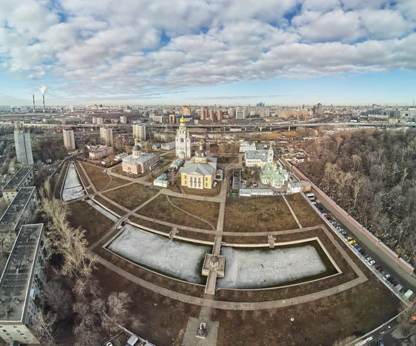 Catedrais ortodoxas no conjunto histórico-arquitetônico Rogozhskaya sloboda em Moscou, Rússia. Vista dorna aérea — Fotografia de Stock