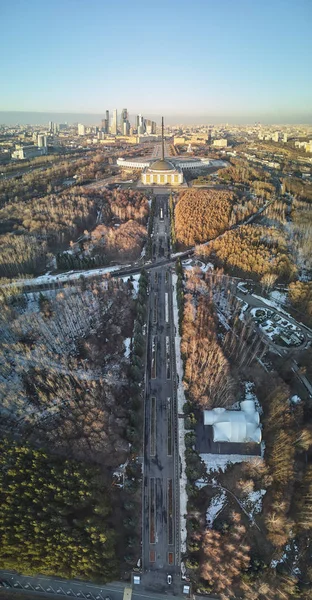 Monumento a la victoria. Parque de la Victoria en el Poklonnaya Gora el Poklonnay Hill. Vista aérea del paisaje urbano — Foto de Stock
