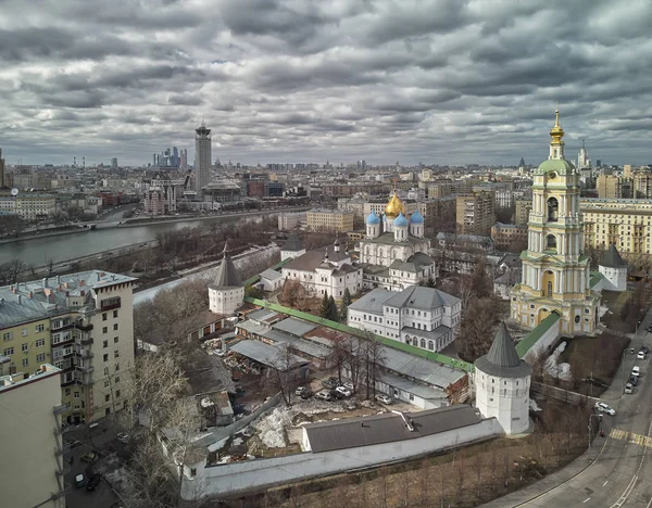 モスクワ。ノボパスキー修道院。ラドネジの奇跡の労働者セントセルギウスの鐘塔と教会。航空写真 — ストック写真