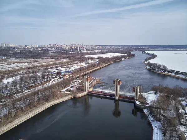 Шлюз на Московській річці біля міста Дзержинського, вид з повітря — стокове фото