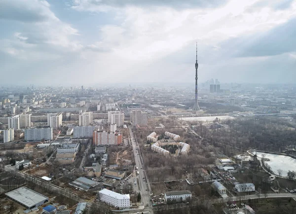 Moskauer Stadtbild. Luftaufnahme des Ostankinsky Bezirks und des Ostankino Turms — Stockfoto