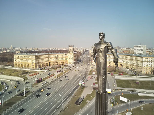 Gagarin Meydanı. İlk kozmonot Yuri Gagarin Anıtı.