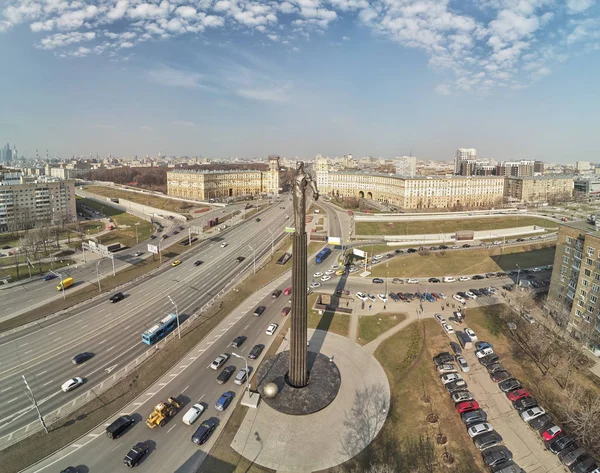 Gagarin Meydanı. İlk kozmonot Yuri Gagarin Anıtı. — Stok fotoğraf