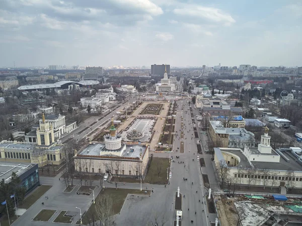 Blick von der Höhe des Haupteingangs und der Pavillons der Ausstellung vdnh in Moskau. Drohnen-Ansicht — Stockfoto