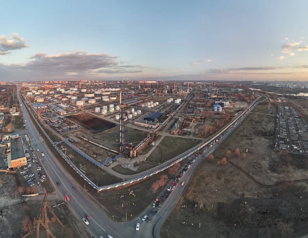 Fermeture de la raffinerie de pétrole de Moscou dans le district de Kapotnya avec effet optique de brume thermique — Photo