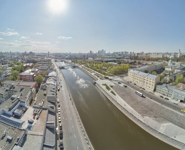 Moskova'da Bolotnaya meydanı yakınlarındaki Yüzen çeşmelerin drone havadan görünümü, Rusya