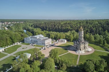 Moskova'nın Dubrovitsy bölgesindeki Kutsal Meryem Ana Kilisesi'nin havadan panorama görüntüsü.