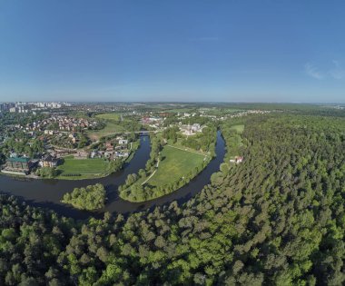 Moskova'nın Dubrovitsy bölgesindeki Kutsal Meryem Ana Kilisesi'nin havadan panorama görüntüsü.