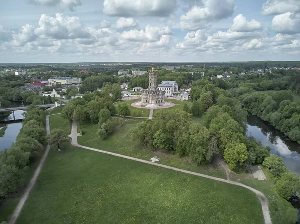 Luftaufnahme der Kirche des Zeichens der seligen Jungfrau Maria in dubrovitsy, Moskauer Gebiet. — Stockfoto