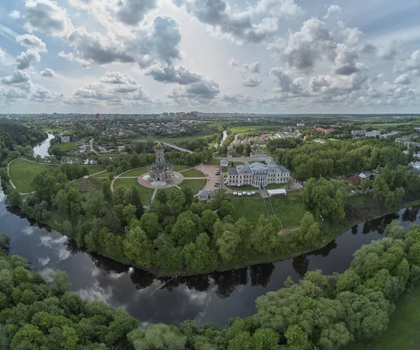 Vista panorámica aérea de la Iglesia del Signo de la Virgen María en Dubrovitsy, región de Moscú . — Foto de Stock