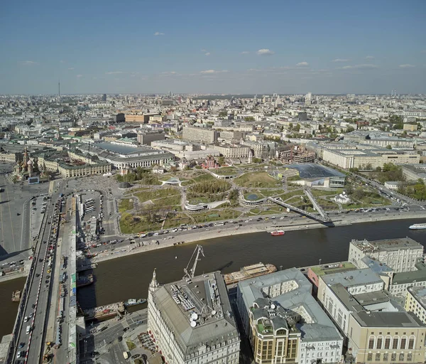 Aerial View on landscape Park "Zaryadye". Panoramic view of the Moscow center near Kremlin in spring. — Stock Photo, Image