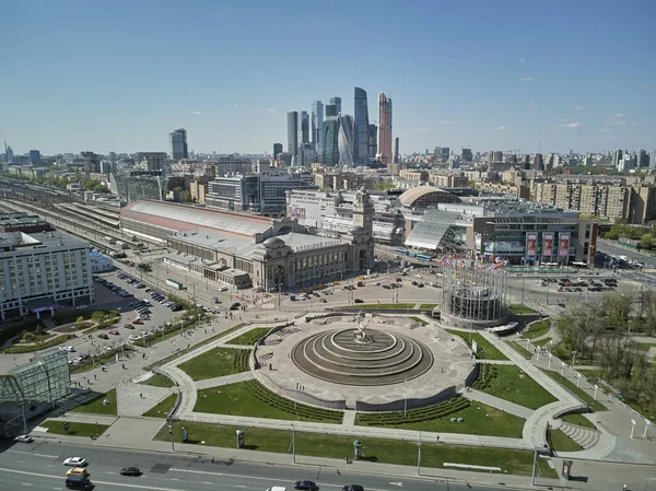 Rusya,Moskova,Moskova Kiyevsky tren istasyonu-Mayıs 2019 - Moskova Kiyevsky tren istasyonunun havadan panoramik görünümü — Stok fotoğraf