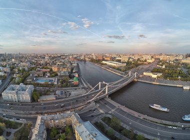 Krymsky Köprüsü veya Kırım Köprüsü Moskova, Rusya'da bir çelik asma köprüdür. Havadan görünüm.